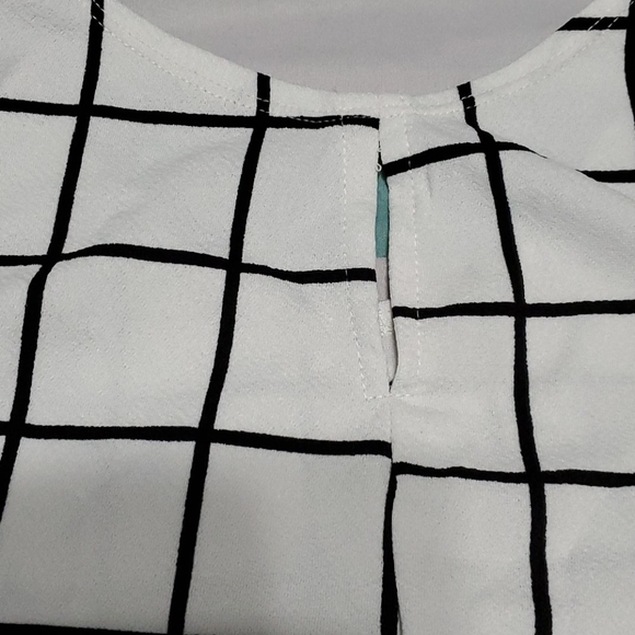 Black and Off White Sleeveless Tank Top - Picture 3 of 6